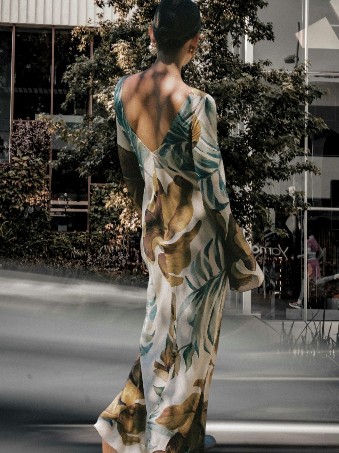 Clara | Elegantes Maxikleid mit botanischem Muster, abnehmbaren Puffärmeln und langen Ärmeln | Braun 5