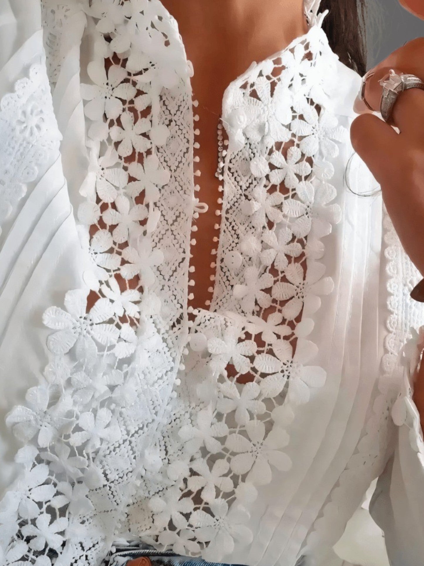 Elegante weiße Damenbluse mit floraler Spitze, langen Ärmeln und Stehkragen 2