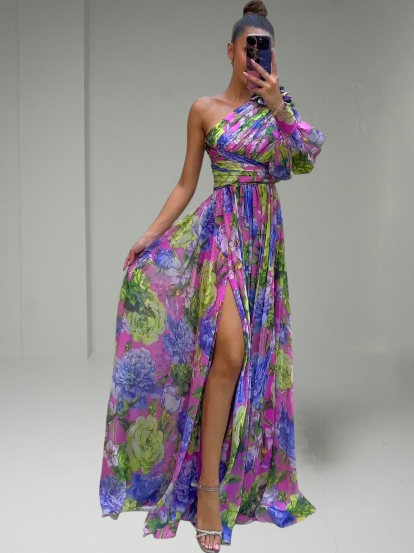 Florales One-Shoulder-Kleid mit plissierten Ärmeln | Lila