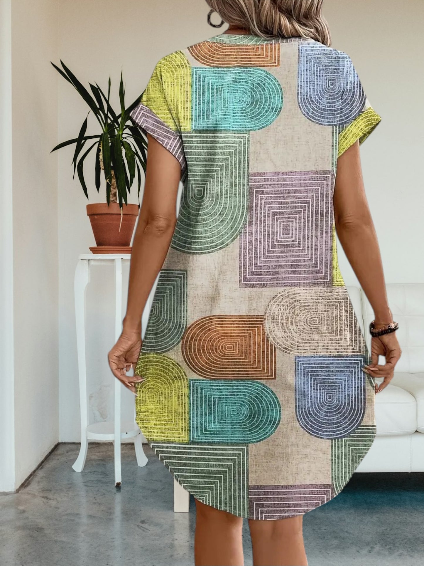 Helle | Elegantes Damenkleid aus fließendem Stoff mit geometrischem Druck für den Sommer | Geometrisch 4