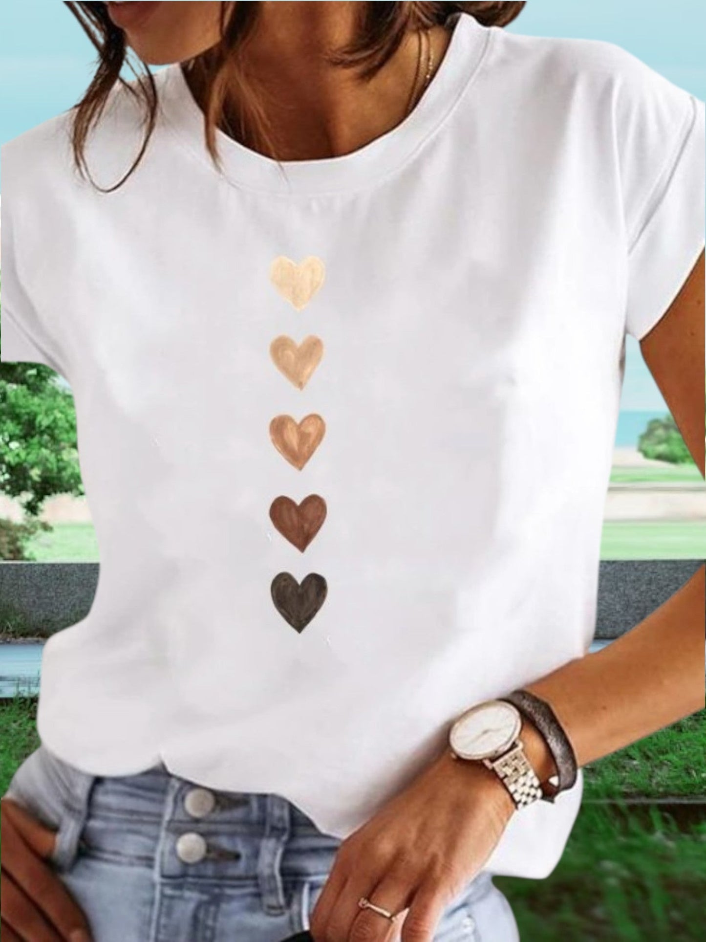 Kurzarm weißes T-Shirt mit Herzdruck und runden Hals für Frauen 0
