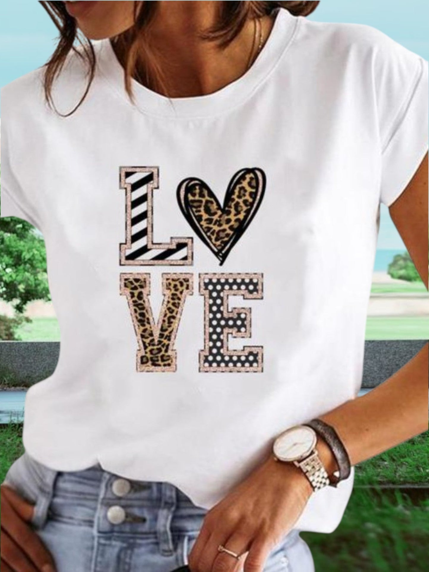 Kurzarm weißes T-Shirt mit Herzdruck und runden Hals für Frauen 1