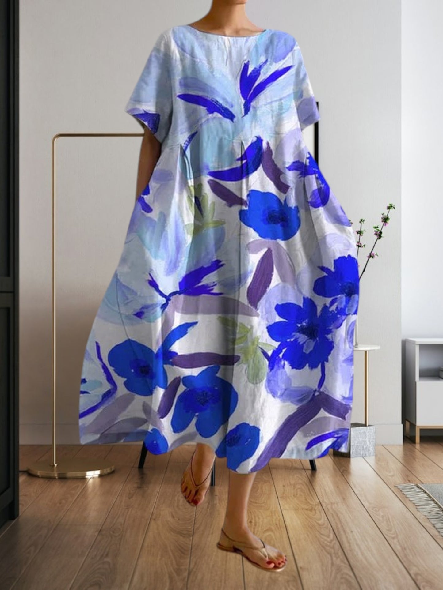 Vibeke | Elegantes Damenkleid mit Blumendruck aus leichtem Stoff, V-Cut, entspanntem Schnitt, ohne Ärmel, perfekt für den Sommer | Blau