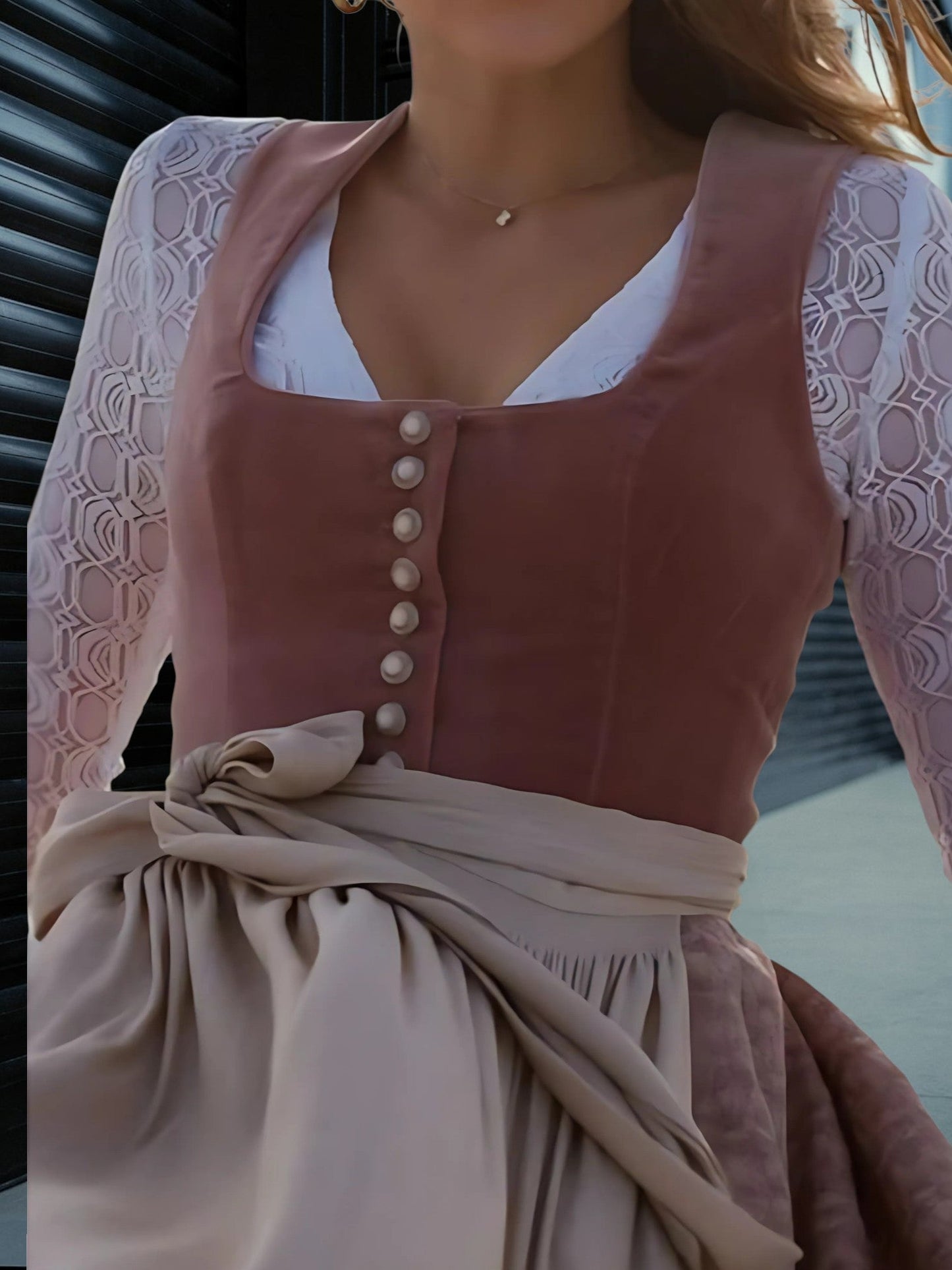 Bayerisches Midi -Kleid für Frauen mit quadratischem Ausschnitt und ärmelloses Design 1