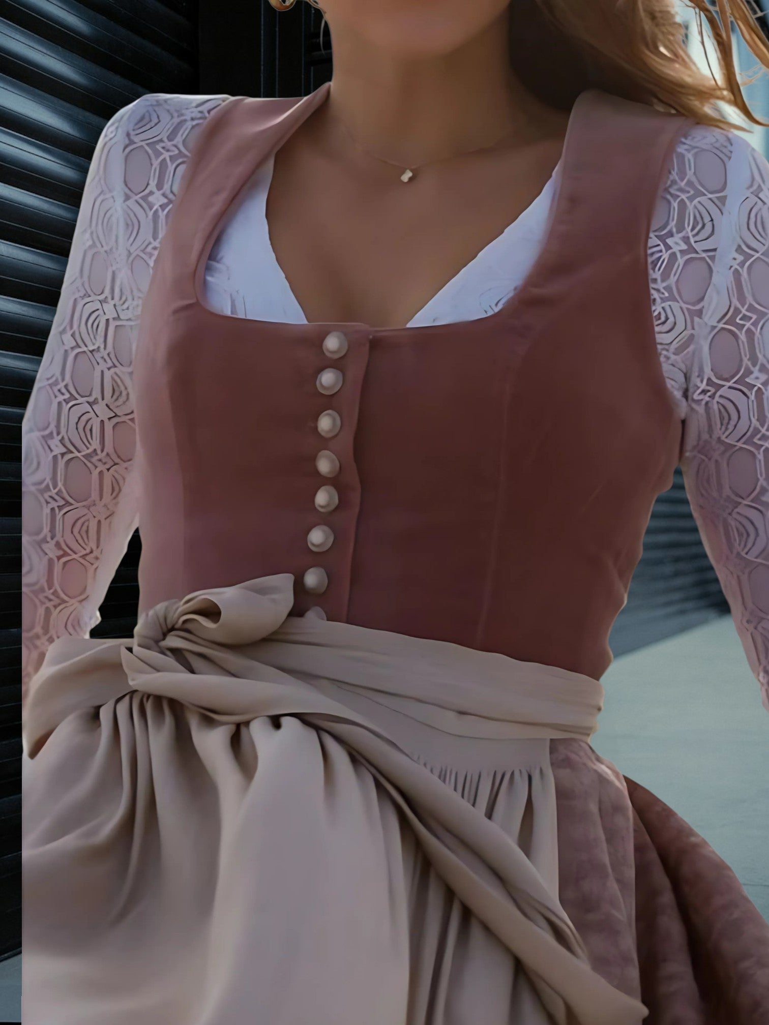 Bayerisches Midi -Kleid für Frauen mit quadratischem Ausschnitt und ärmelloses Design 1