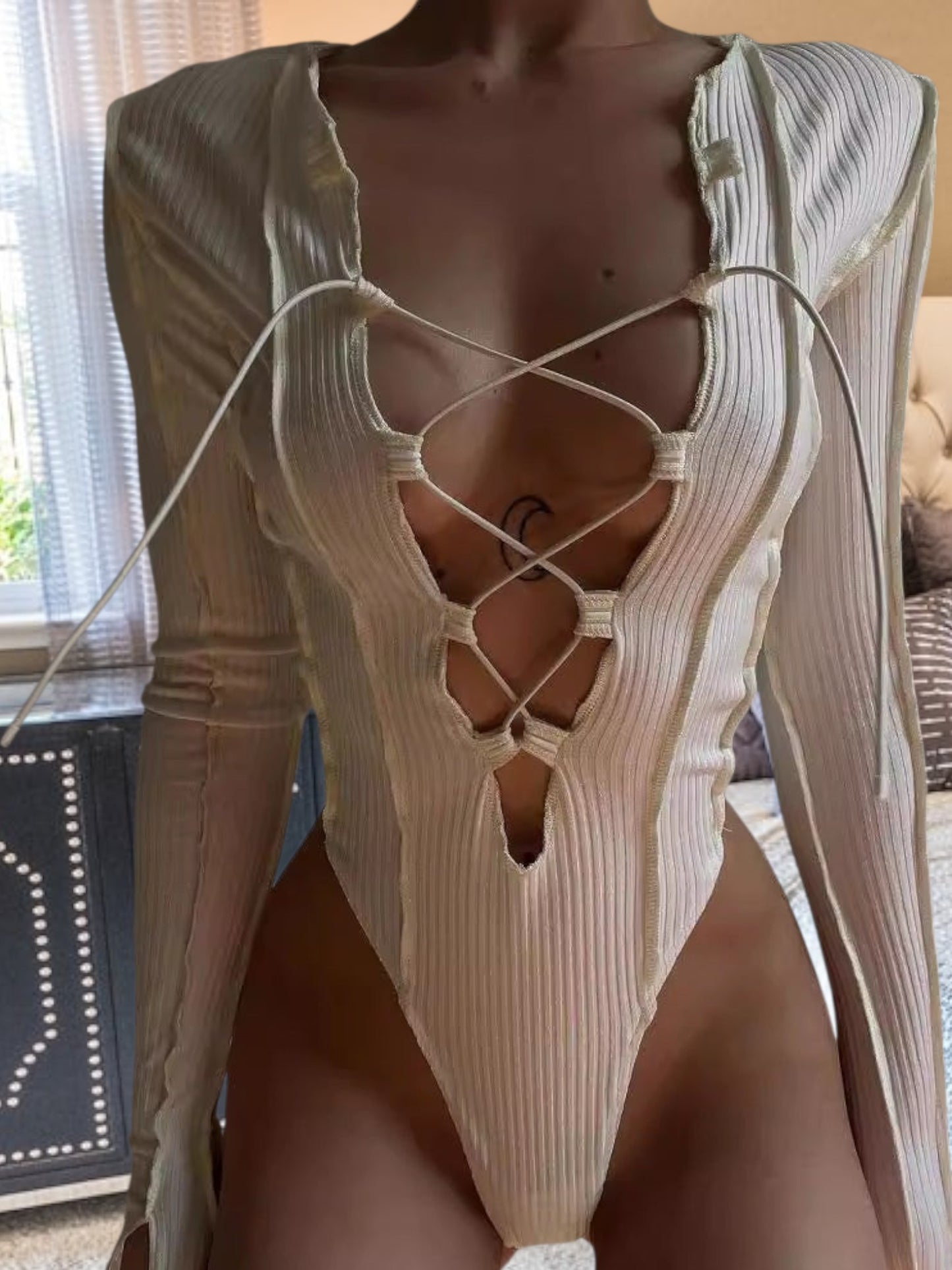 Calistae | Eleganter Bodysuit Damen mit Schnürdesign und figurschmeichelndem Schnitt | Beige 2