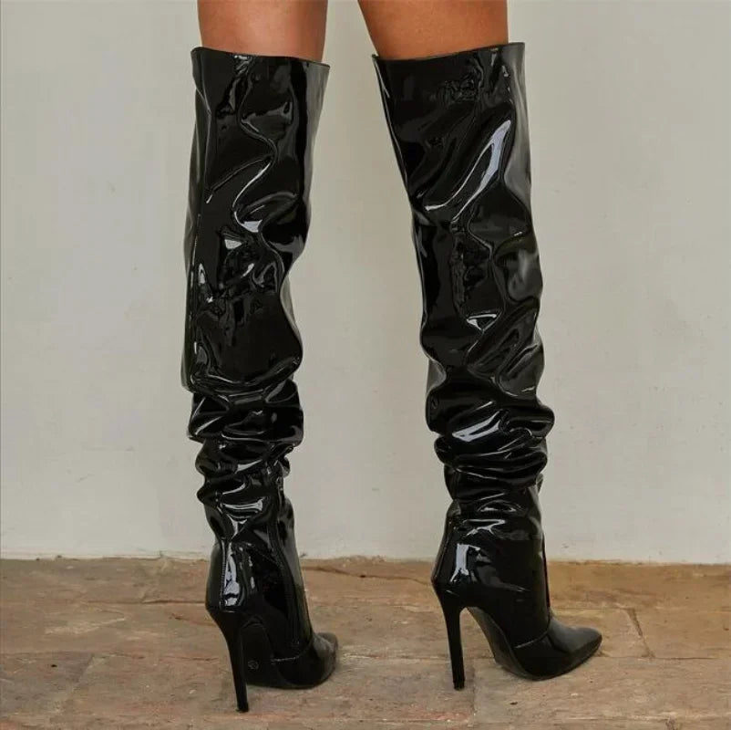 Elegante Overknee Stiefel Schwarz aus Kunstleder mit Stiletto-Hochhack und spitzer Zehenform 1