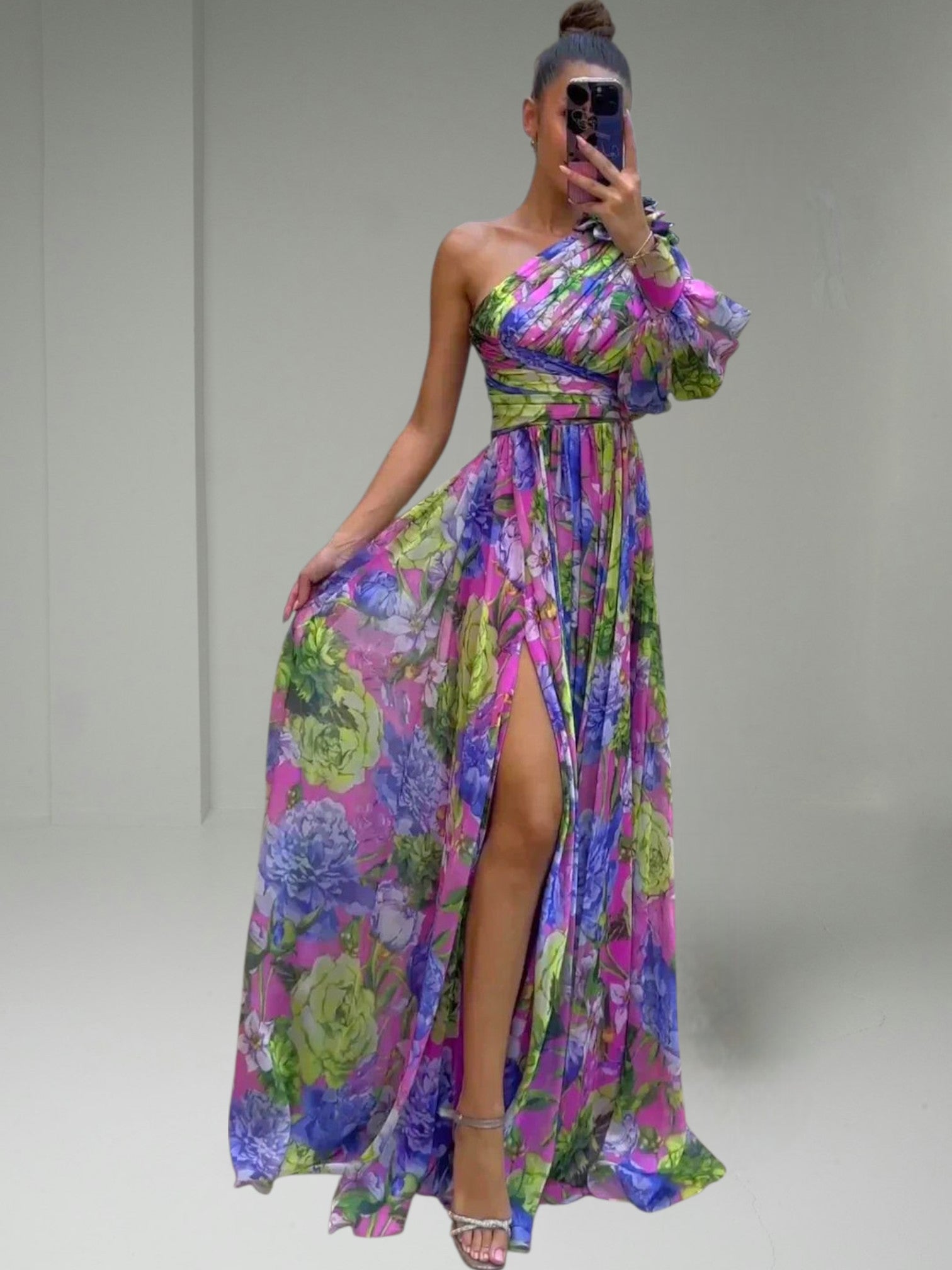 Florales One-Shoulder-Kleid mit plissierten Ärmeln | Lila
