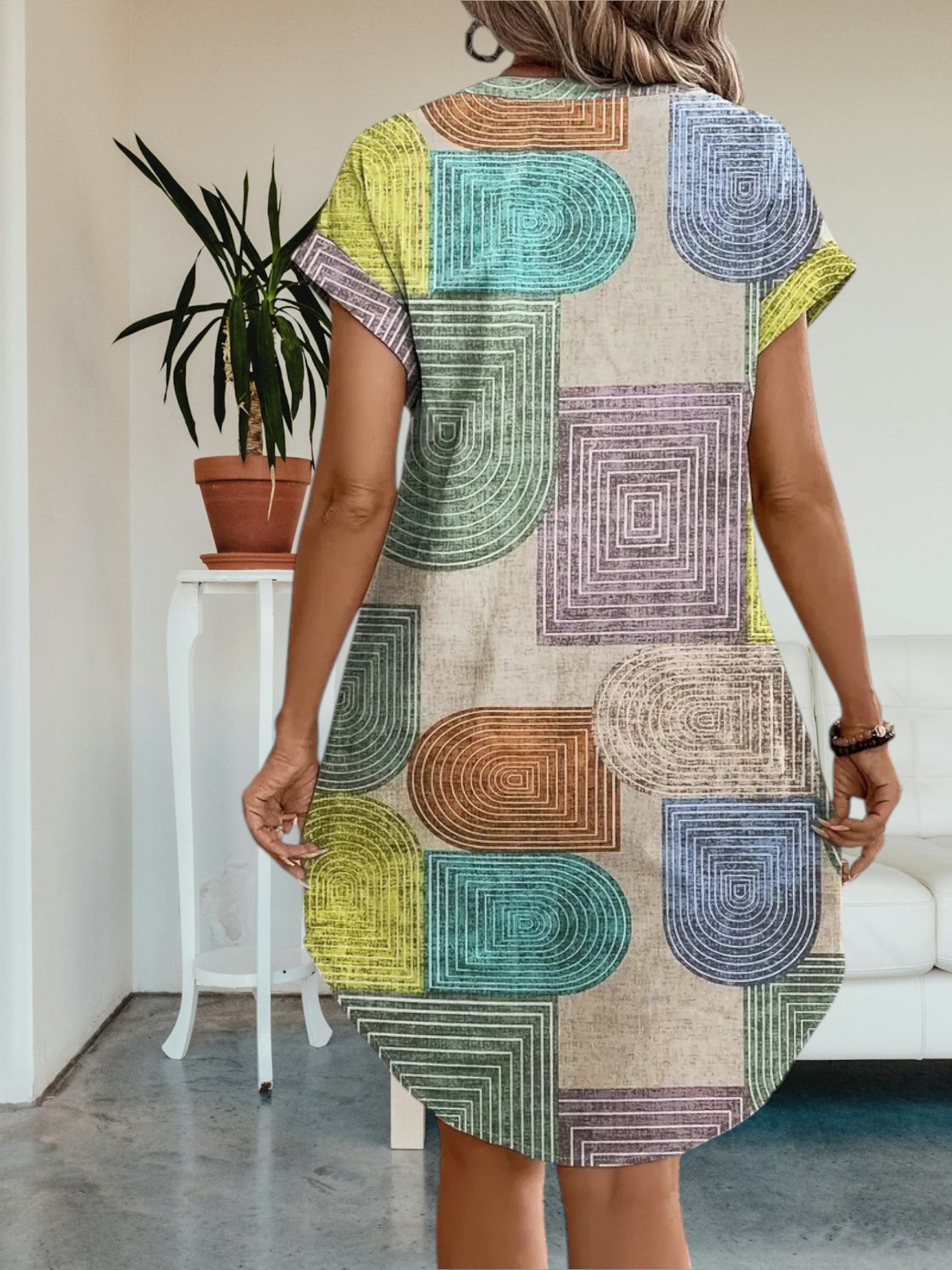 Helle | Elegantes Damenkleid aus fließendem Stoff mit geometrischem Druck für den Sommer | Geometrisch 4