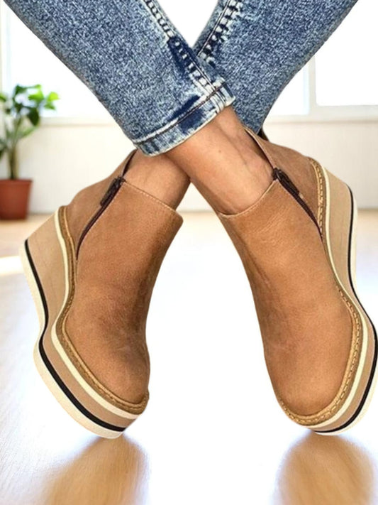 Kamala | Bequeme Keil-Ankle Boots aus hochwertigem Kunstleder im Slip-On-Design, knöchelhoch und vielseitig kombinierbar | Khaki 1