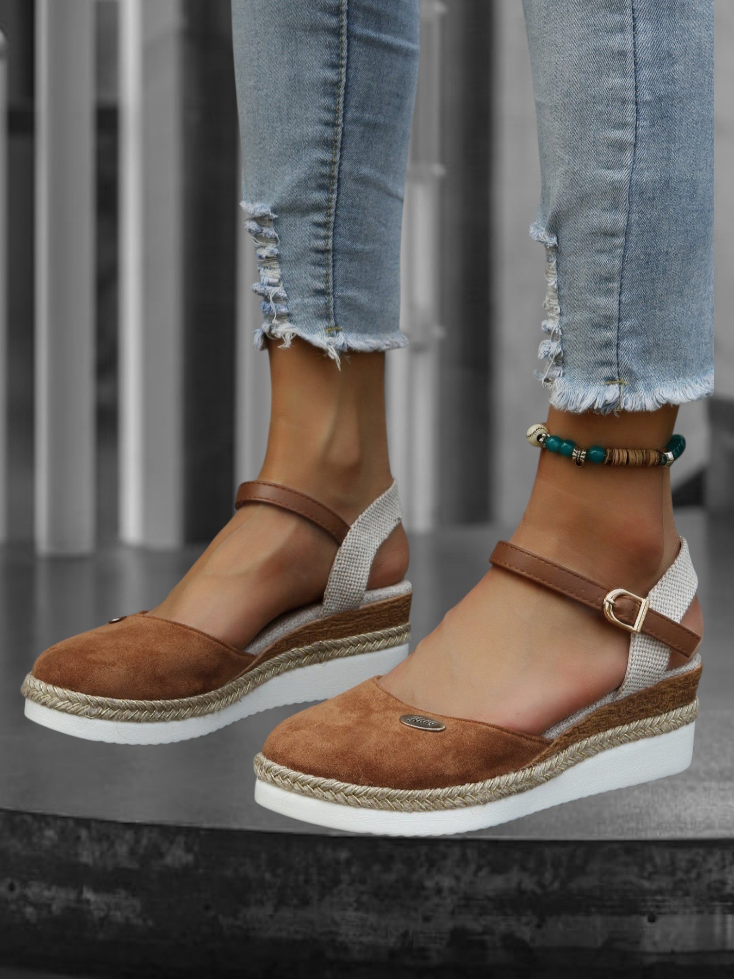 Klassische Damen-Sandalen mit spitzer Zehenpartie und Keilabsatz 0