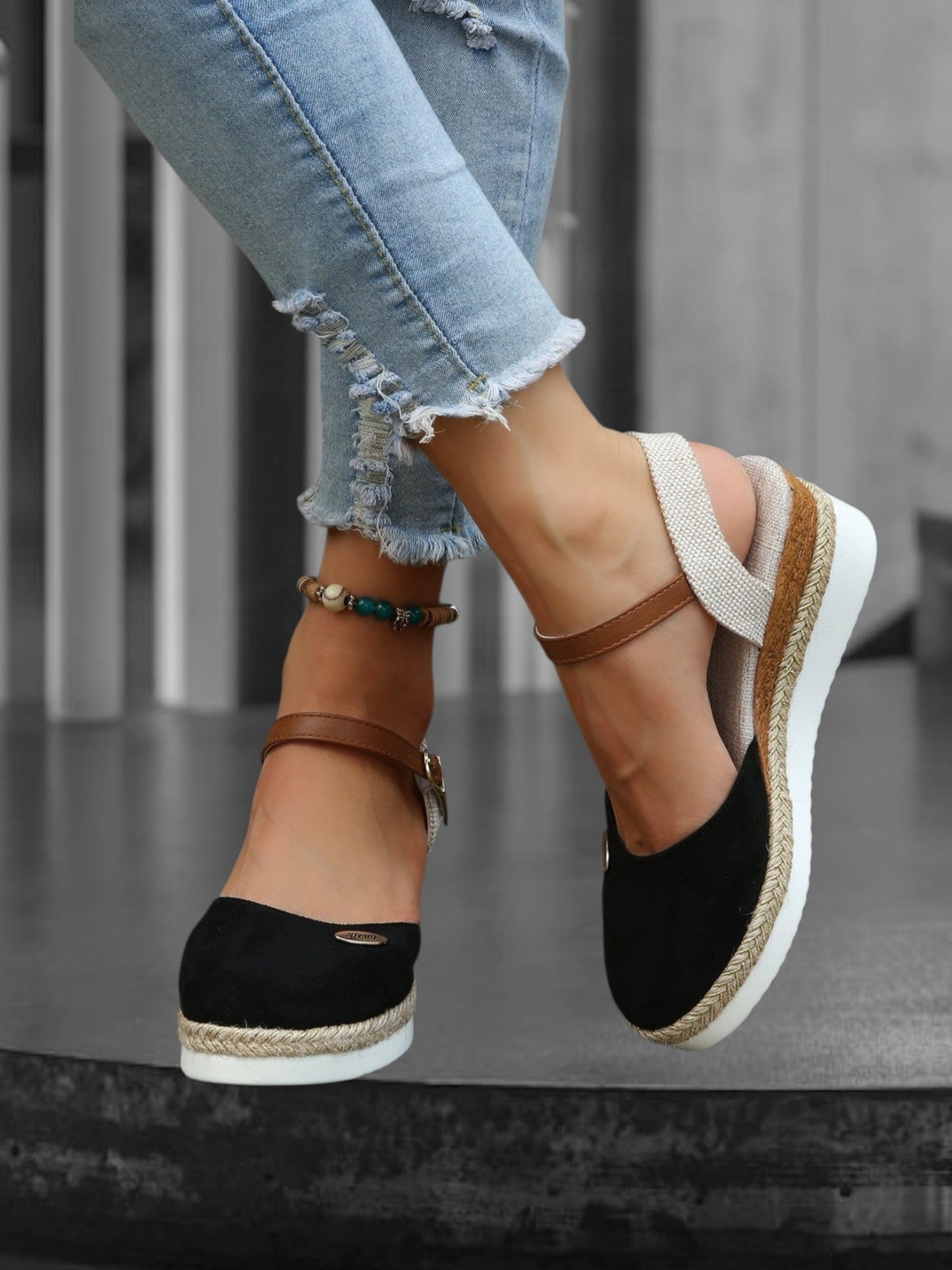 Klassische Damen-Sandalen mit spitzer Zehenpartie und Keilabsatz 1