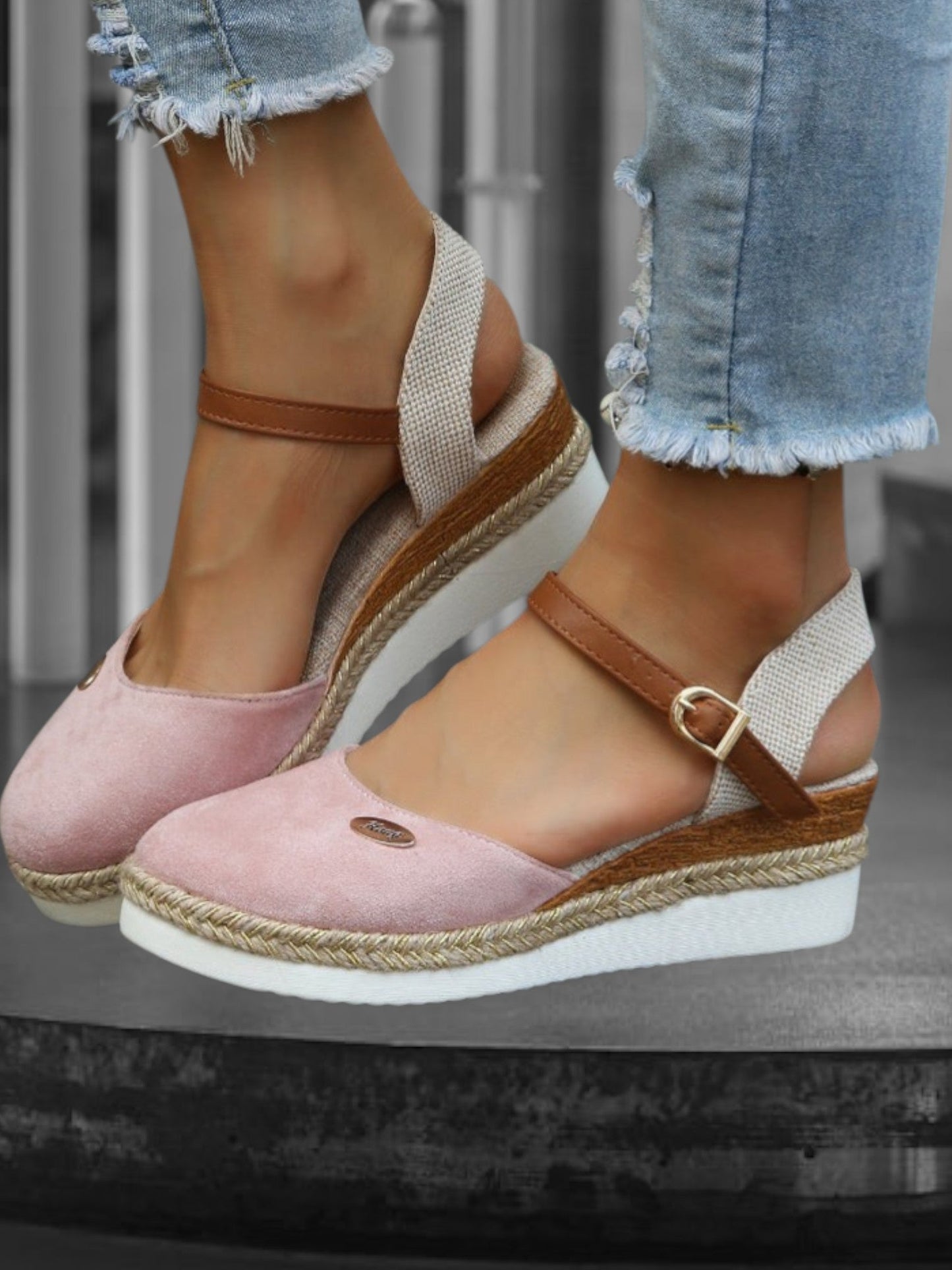 Klassische Damen-Sandalen mit spitzer Zehenpartie und Keilabsatz 2