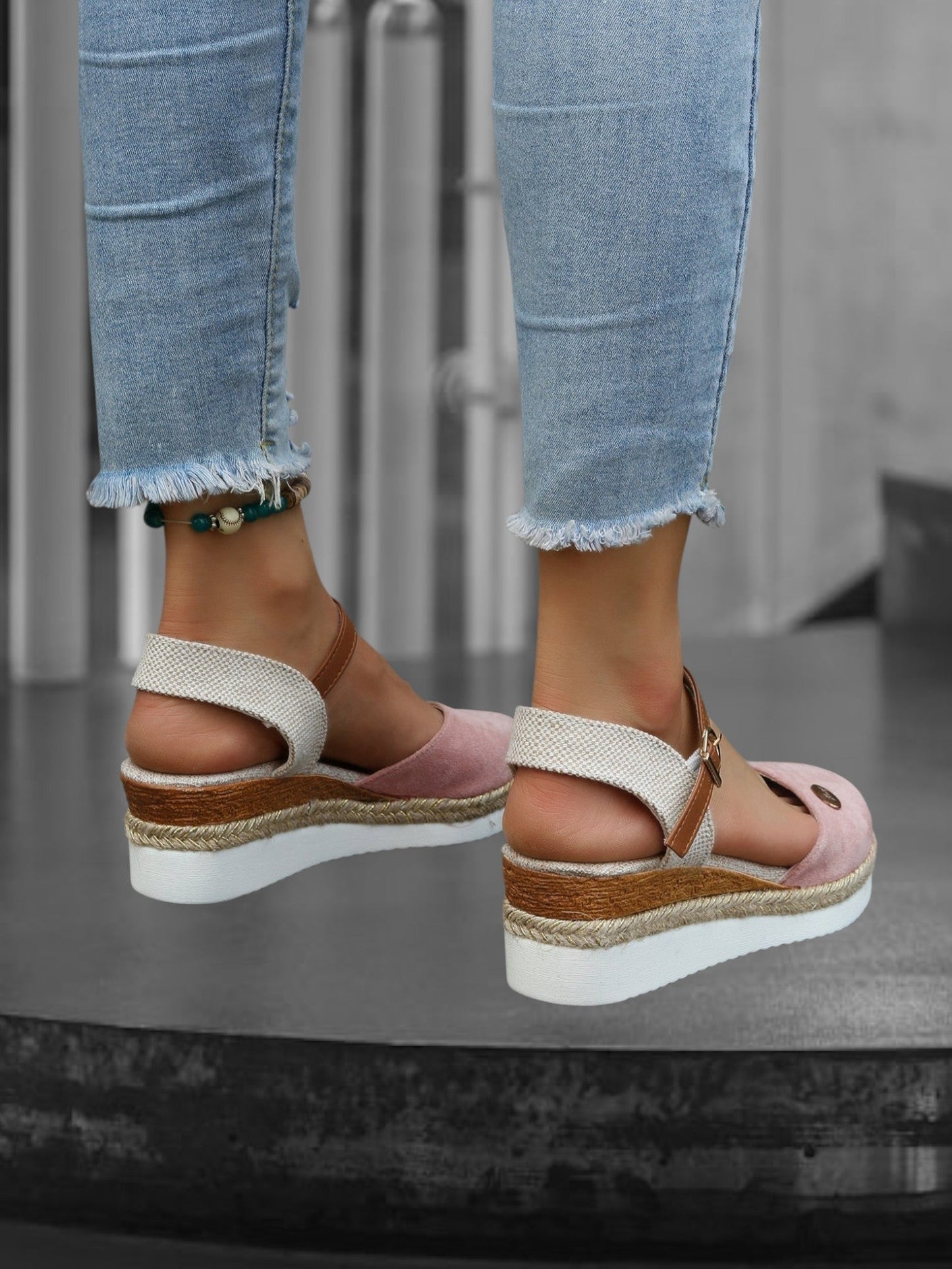 Klassische Damen-Sandalen mit spitzer Zehenpartie und Keilabsatz 3