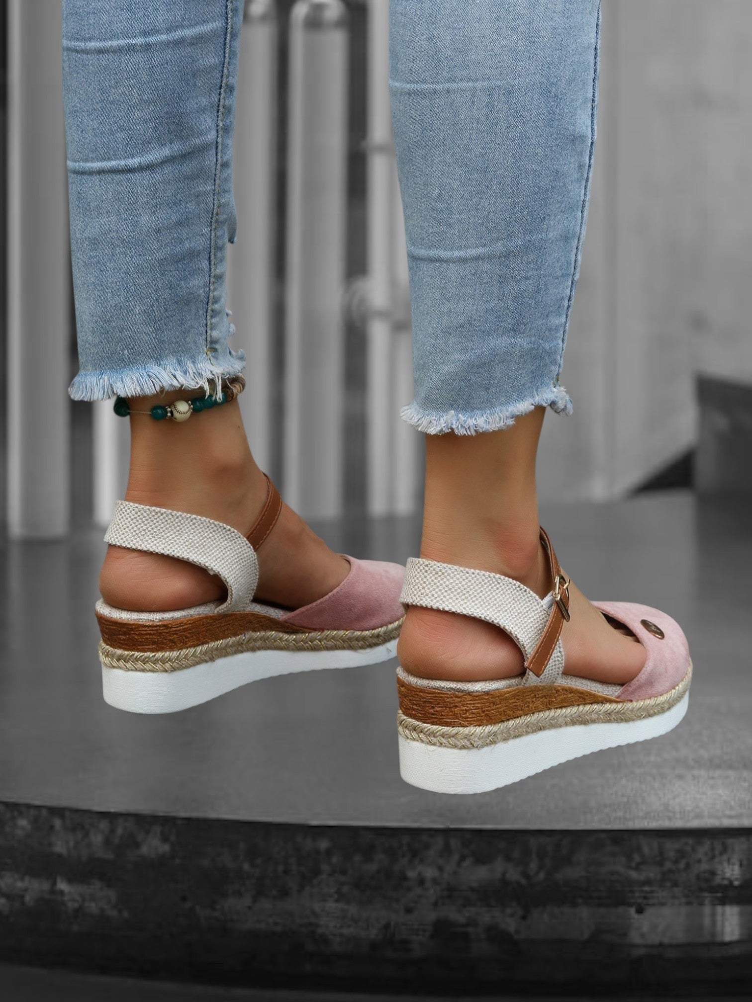 Klassische Damen-Sandalen mit spitzer Zehenpartie und Keilabsatz 3