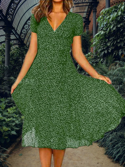 Leichtes A-Linie-Sommerkleid mit V-Ausschnitt, kurze Ärmel und Polka Dot-Baumwollmischungsstoff