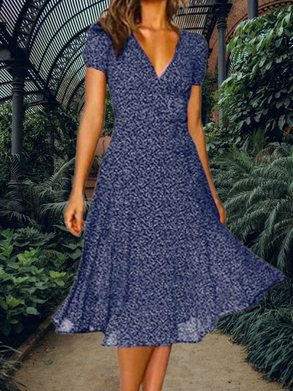 Leichtes A-Linie-Sommerkleid mit V-Ausschnitt, kurze Ärmel und Polka Dot-Baumwollmischungsstoff