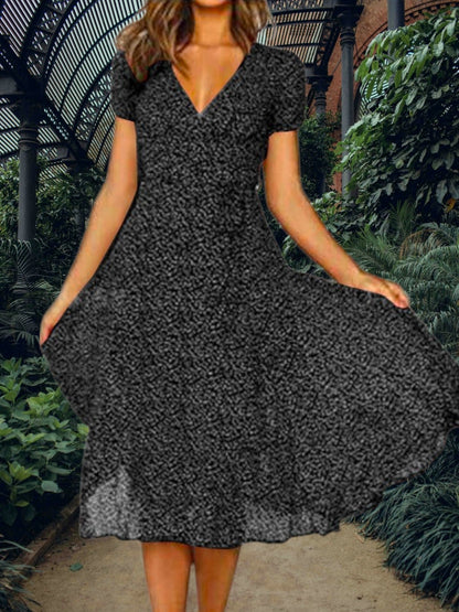 Leichtes A-Linie-Sommerkleid mit V-Ausschnitt, kurze Ärmel und Polka Dot-Baumwollmischungsstoff