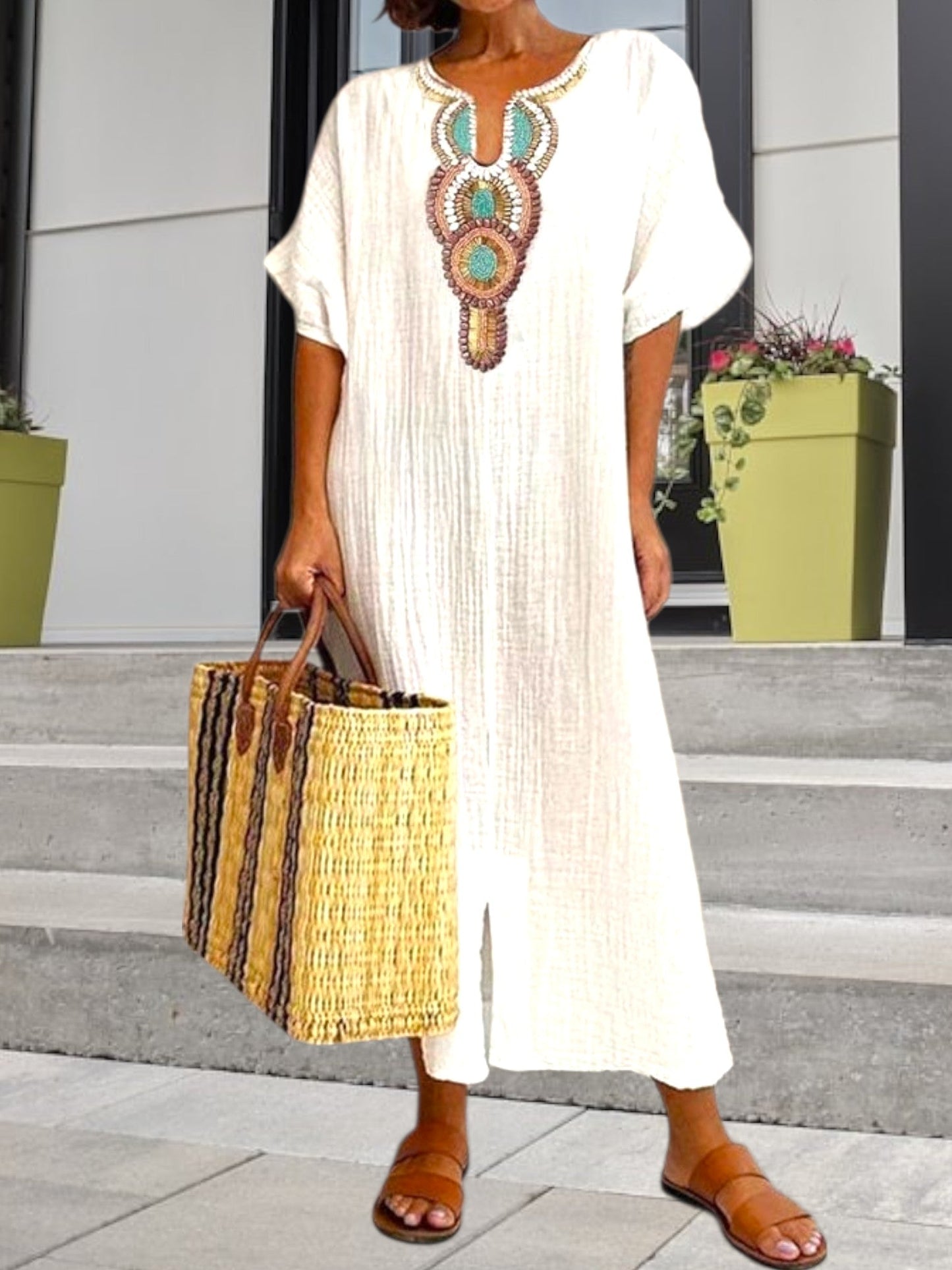 Leichtes Sommerkleid Kaftan mit kurzen Ärmeln und gestickten Design