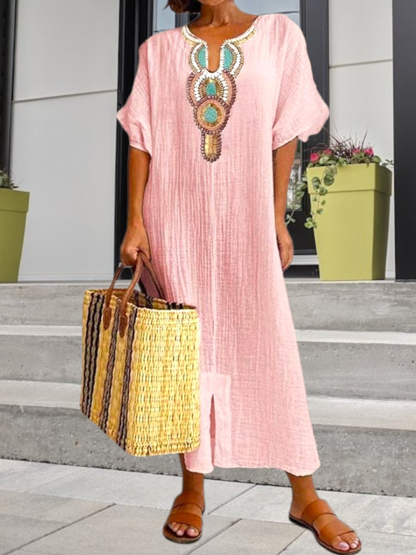 Leichtes Sommerkleid Kaftan mit kurzen Ärmeln und gestickten Design