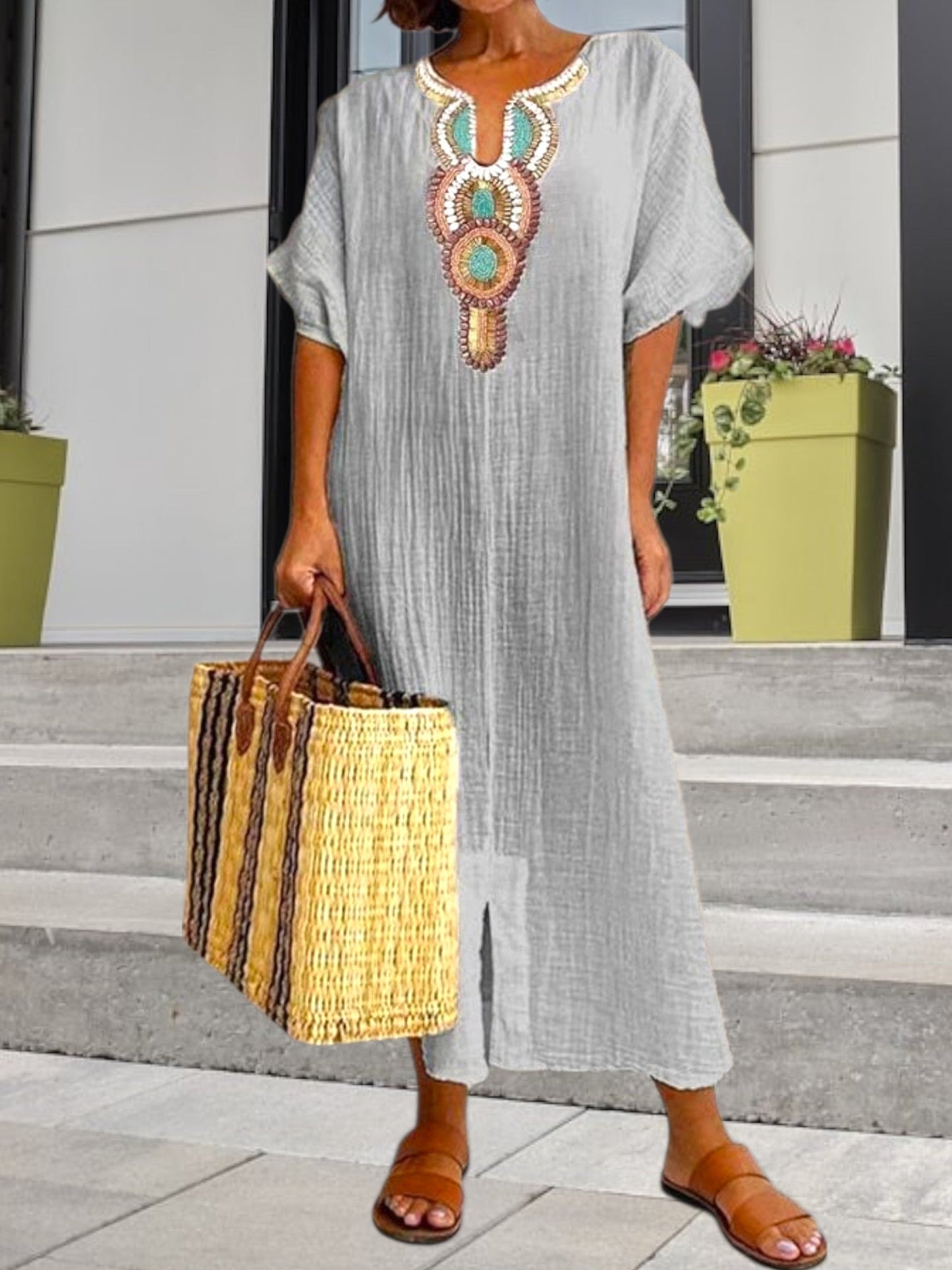 Leichtes Sommerkleid Kaftan mit kurzen Ärmeln und gestickten Design