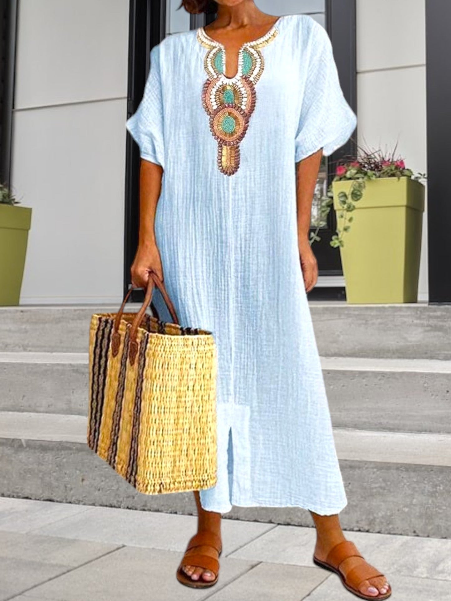 Leichtes Sommerkleid Kaftan mit kurzen Ärmeln und gestickten Design