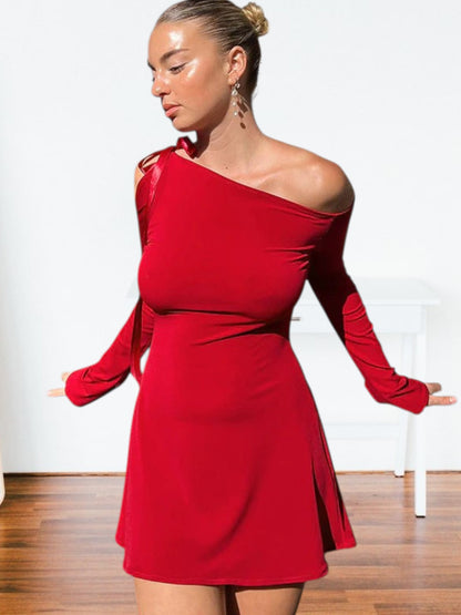 Lira | Damen Off-Shoulder Kleid aus elastischem Material mit asymmetrischem Design, lange Ärmel, vielseitig zu tragen | Rot