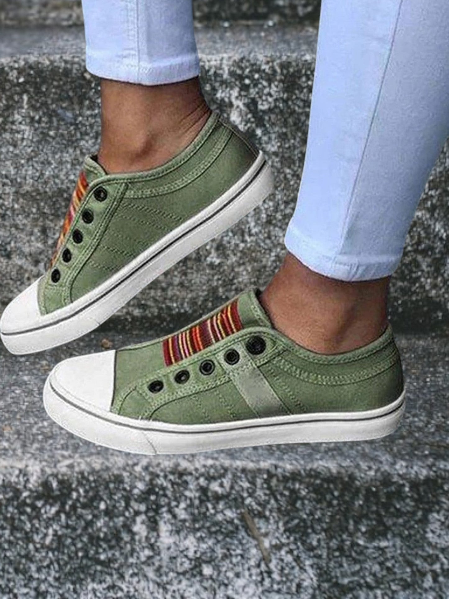 Niedrig Geschnittene Sneaker aus Atmungsaktivem Canvas mit Elastischem Sitz und Rutschfester Gummisohle
