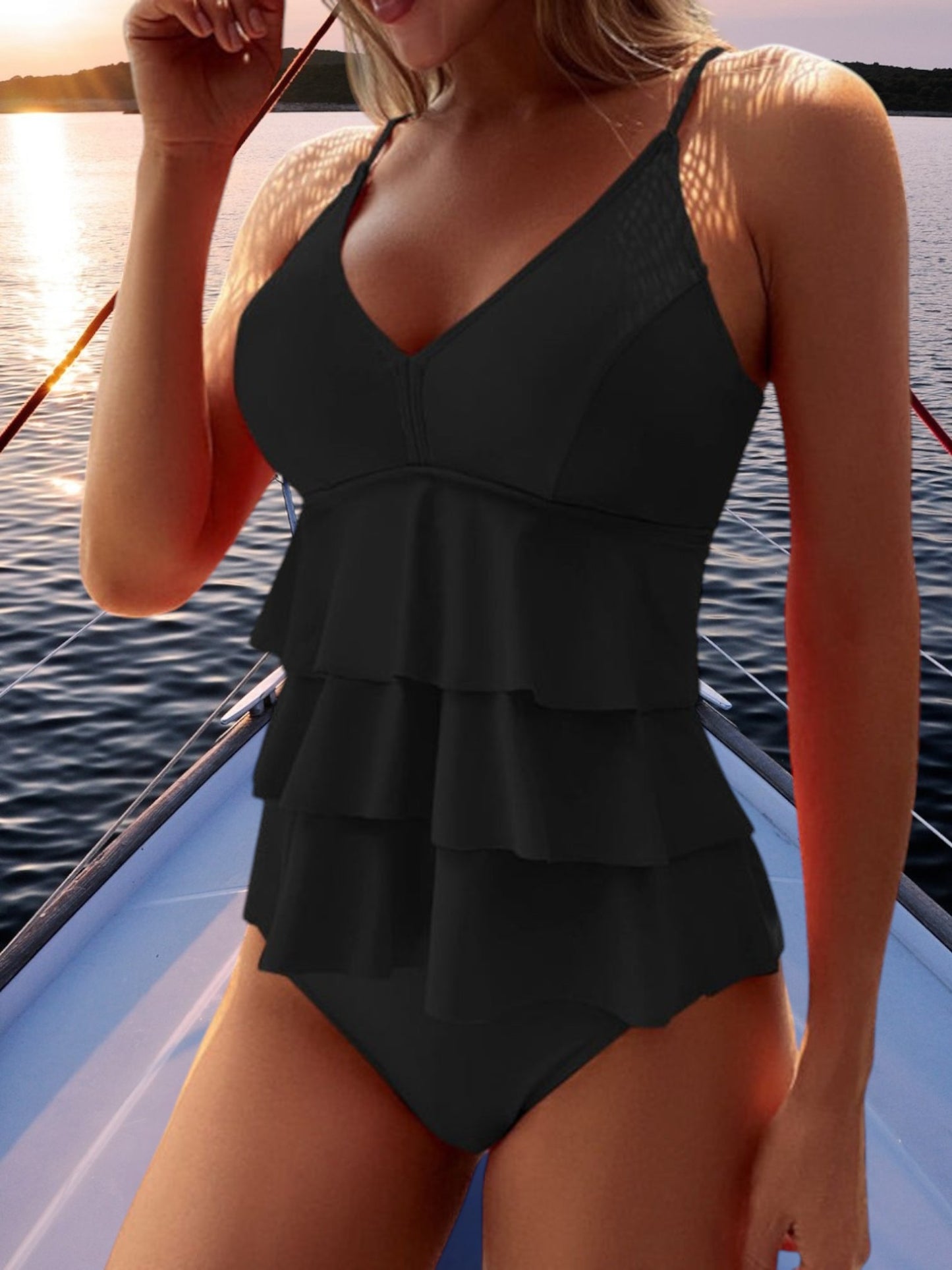 Pernille | Eleganter Badeanzug Damen mit dekorativen Rüschen aus Polyester und Spandex, eng anliegend, ohne Ärmel | Schwarz 2