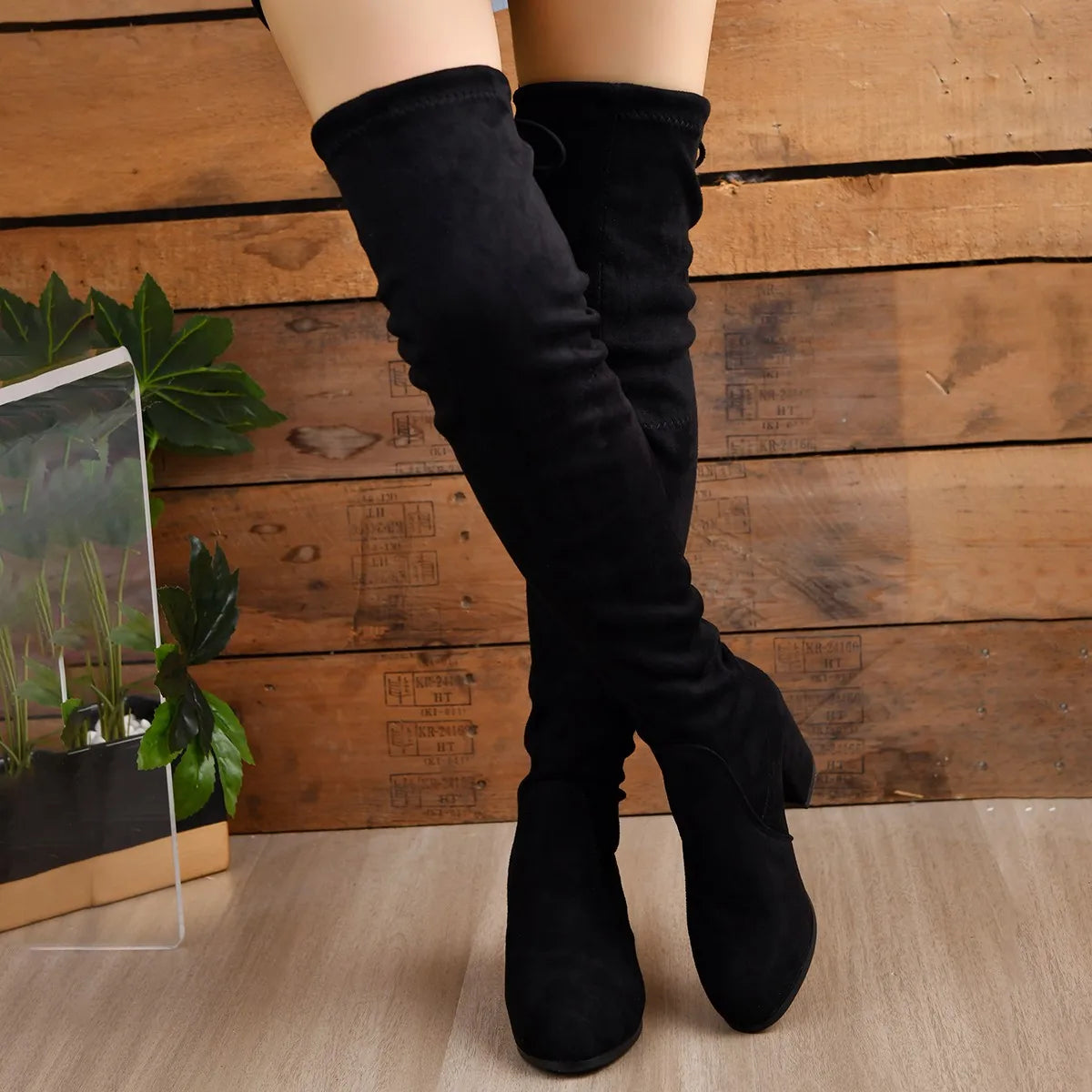 Schwarze Overknee Stiefel aus Kunstleder mit Blockabsatz und runder Spitze 1