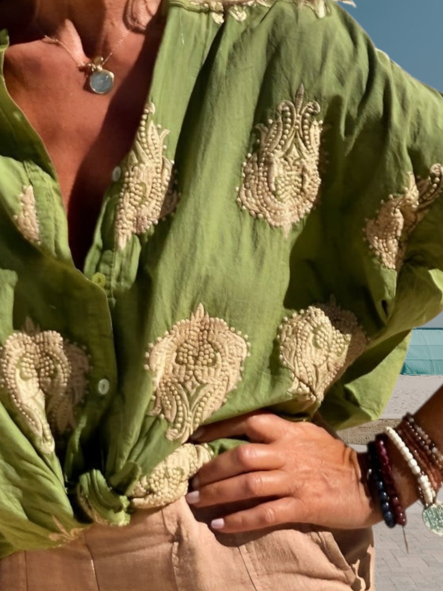 Simone | Airy Damenbluse mit einzigartigem Rückendetail und verstellbaren Manschetten | Grun