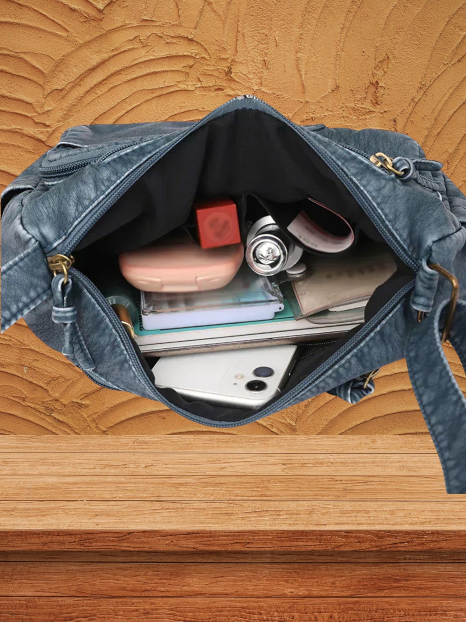 Wenna | Klassische Ledertasche Damen im Old-School-Stil mit geräumigem Innenraum | Blau 2