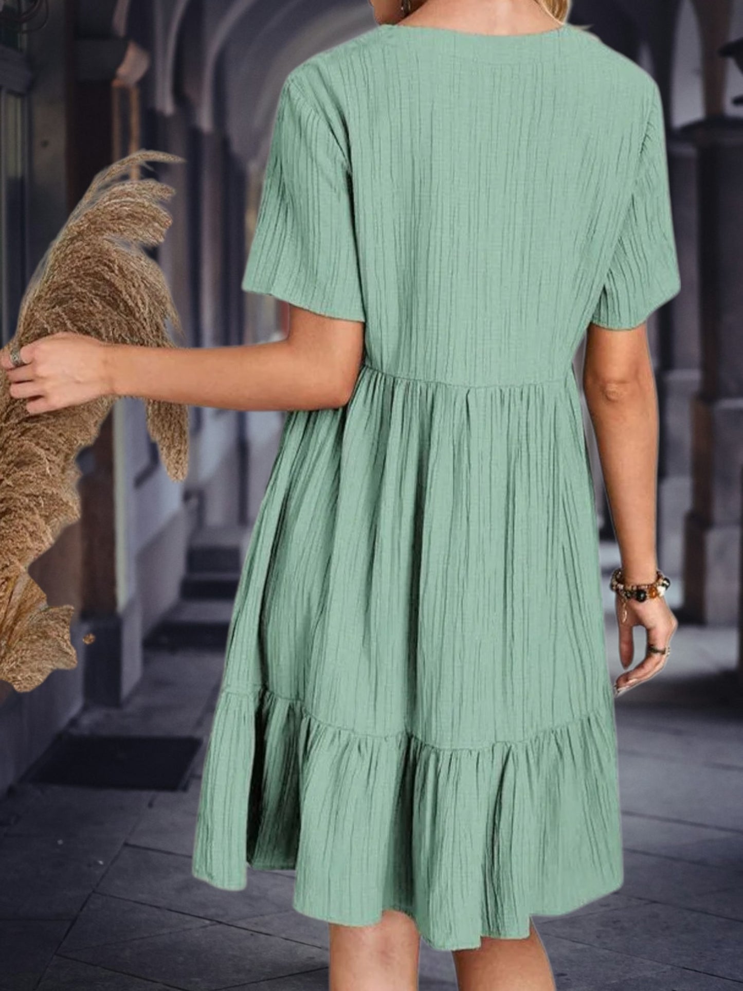 Élise | Lässiges Damen-Sommerkleid aus leichtem Polyester mit V-Ausschnitt und kurzen Ärmeln | Hellgrun